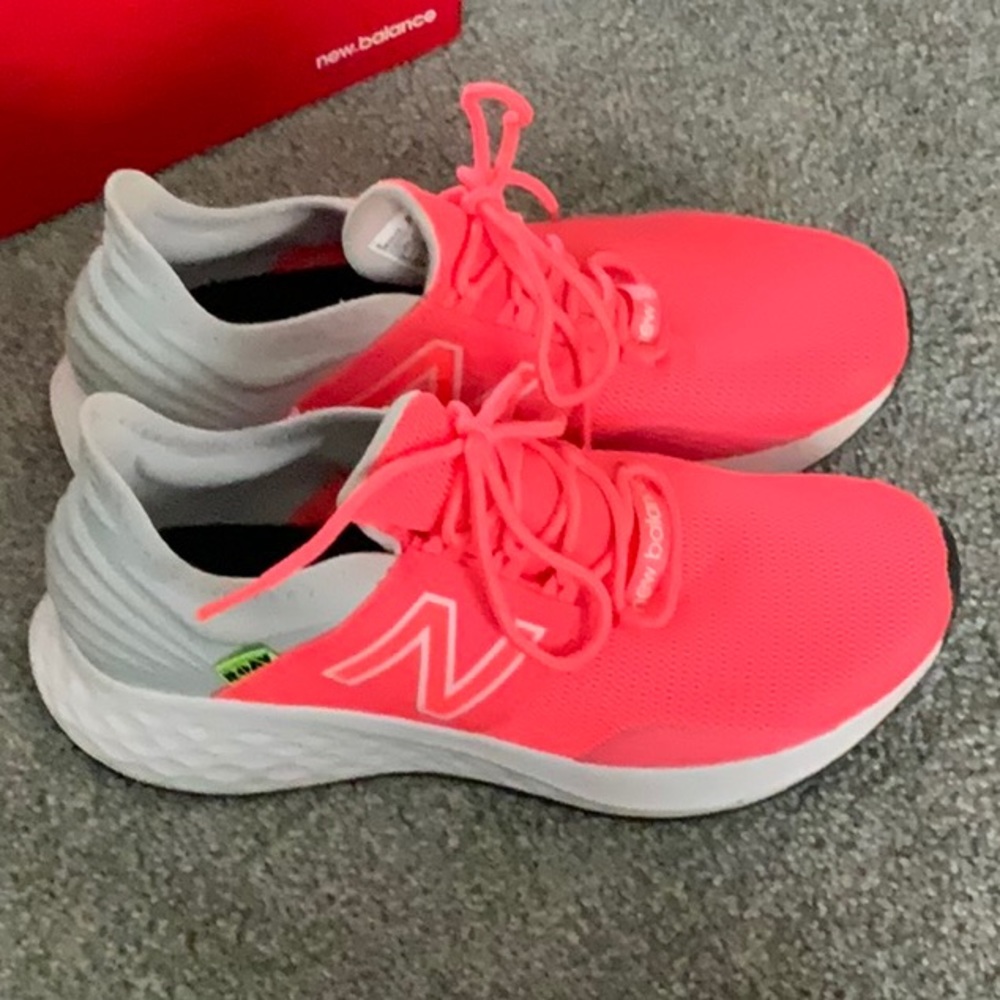 NEW BALANCE ELECTRIC PINK SNEAKERS